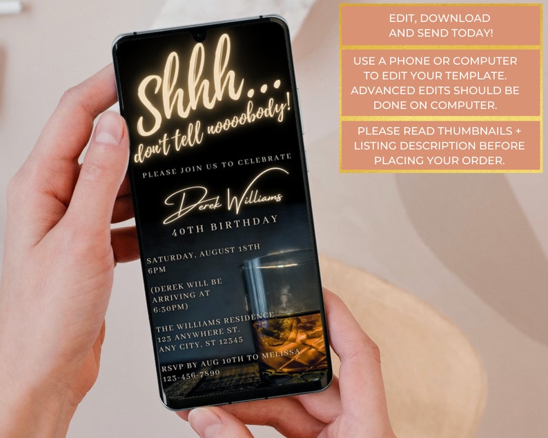 K&ouml;nnte beinhalten: Ein schwarzes Smartphone, auf dem eine digitale Einladung zu einer 40. Geburtstagsfeier angezeigt wird. Die Einladung enth&auml;lt einen goldenen Text&uuml;berlagerung mit der Aufschrift "Shhh... don't tell noooobody!" und "Bitte feiern Sie mit uns den 40. Geburtstag von Derek Williams". Die Einladung enth&auml;lt auch Details zur Party, wie Datum, Uhrzeit und Ort. Der Hintergrund der Einladung ist ein dunkles Bild eines Glases Whisky.