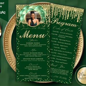 Op de afbeelding: Een groene en gouden menukaart en programmakaartenset voor een verjaardagsfeest. Het menu bevat een foto, menu-items en de tekst "Jennifer's 30th Birthday". De programmakaart geeft de volgorde van de evenementen weer.