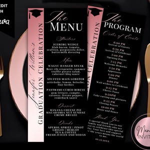 Può includere: Eleganti menu e programmi di laurea con sfondo nero e dettagli oro rosa. Il menu presenta un elenco di piatti, mentre il programma delinea il programma dell'evento. Posate dorate e un piatto.