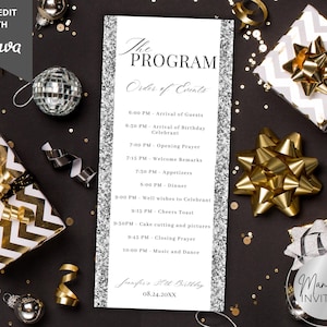 Puede incluir: Una tarjeta de programa de evento rectangular con centro blanco, texto en negro y bordes de purpurina plateada. El texto dice The PROGRAM Order of Events seguido de un horario de 18:00 a 22:00, Jennifer's 30th Birthday y 08.24.20XX.