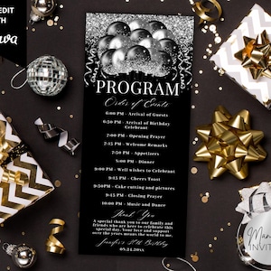 Pode incluir: Programa de aniversário preto e prata com um design de balões. O programa inclui a ordem dos eventos, uma mensagem de agradecimento e os detalhes do aniversário. O design é rodeado por presentes e decorações.