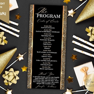 Puede incluir: Una tarjeta de programa de evento negra y dorada con un borde brillante y texto blanco que enumera el orden de los eventos de 6:00 PM a 10:00 PM, incluyendo una nota de agradecimiento firmada por Jennifer Williams, rodeada de lazos y gorros dorados.