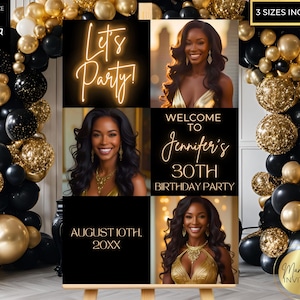 Puede incluir: Un letrero de fiesta de cumplea&ntilde;os negro y dorado con el texto "Let's Party!" y "Welcome to Jennifer's 30th Birthday Party". El letrero incluye fotos de una mujer con un vestido dorado y est&aacute; rodeado de globos negros y dorados.