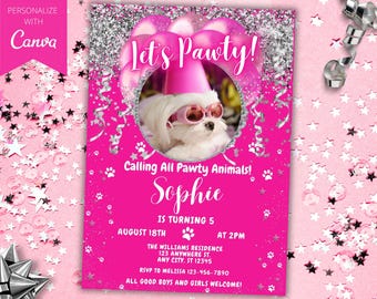 Könnte beinhalten: Rosa-silberne Glitzer-Geburtstagseinladung mit einem Foto eines weißen Hundes, der eine Sonnenbrille und eine Partymütze trägt. Der Text lautet "Let's Pawty!" und "Calling All Pawty Animals! Sophie is turning 5 August 18th at 2pm The Williams Residence 123 Anywhere St. Any City, ST 12345 RSVP to Melissa 123-456-7890 All good boys and girls welcome!"