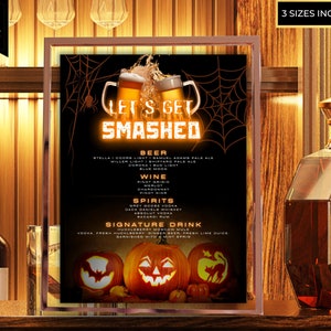 Puede incluir: Un cartel de fiesta de Halloween imprimible con fondo negro y telarañas naranjas. El cartel dice "Let's Get Smashed" en letras naranja neón. El cartel enumera varias opciones de cerveza, vino y licores, así como una bebida de autor llamada "Huckleberry Moscow Mule". El cartel está decorado con dos calabazas de jack-o'-lantern.