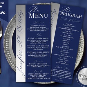 Puede incluir: Tarjetas de menú y programa azul marino y plateado para una celebración de 30 cumpleaños. El menú enumera entrantes, platos principales, postres y bebidas. El programa describe el orden de los eventos.