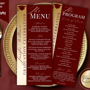 Può includere: Menu e programmi di laurea bordeaux con accenti dorati. Il menu presenta antipasti, piatti principali, dessert e bevande. Il programma elenca l'ordine degli eventi. Le carte sono su un piatto bordato d'oro con posate.