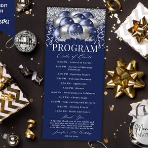Peut inclure: Un programme d'événement bleu marine avec des ballons argentés et bleus en haut. Le programme énumère l'ordre des événements, y compris les heures d'arrivée, les prières et les toasts. Le texte "Merci" est en bas, avec un message personnalisé et la date de l'événement.