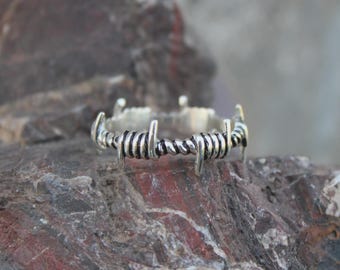 Anello in argento sterling 925 con filo spinato: gioiello gotico punk fatto a mano