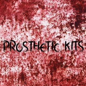 Puede incluir: Primer plano de una superficie metálica oxidada con las palabras "PROSTHETIC KITS" escritas en pintura negra.