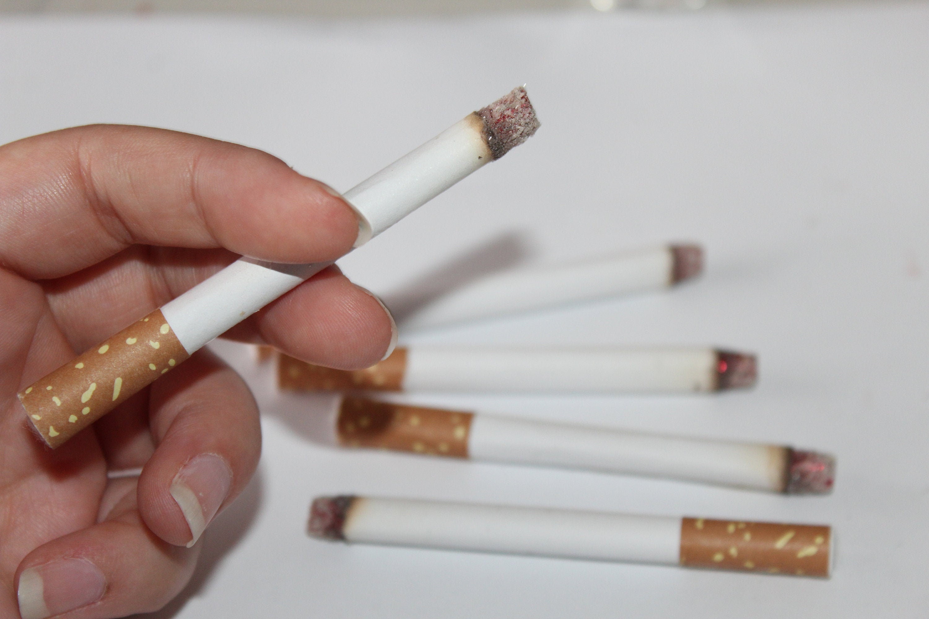 Accessoires de cigarettes réalistes pour le maquillage de films