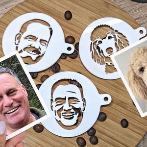 Op de afbeelding: Witte sjablonen met uitgesneden portretten van een man en een hond, samen met een foto van de man en een foto van de hond. De sjablonen liggen op een houten oppervlak met koffiebonen.