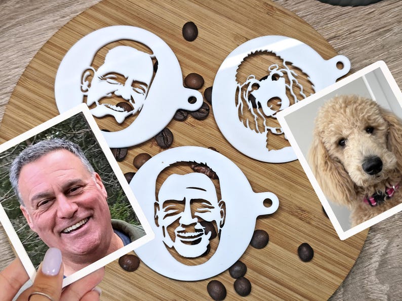 Op de afbeelding: Witte sjablonen met uitgesneden portretten van een man en een hond, samen met een foto van de man en een foto van de hond. De sjablonen liggen op een houten oppervlak met koffiebonen.