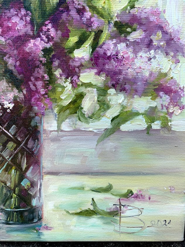 ライラック。窓辺のライラックの油絵。紫色の花、ライラックの花束、花