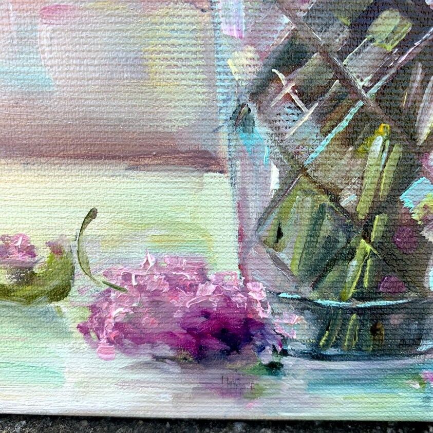 ライラック。窓辺のライラックの油絵。紫色の花、ライラックの花束、花