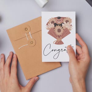 Carte de félicitations pour l'obtention du diplôme – Ours mignon et design de bouquet | Téléchargement numérique