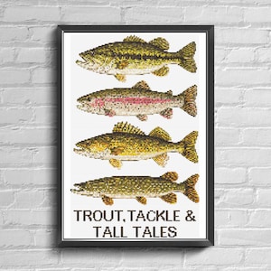 Puede incluir: Un patrón de punto de cruz enmarcado con cuatro ilustraciones de peces distintas dispuestas verticalmente, con el texto "TROUT, TACKLE & TALL TALES" en letras negras en la parte inferior. Los peces están representados en tonos verdes, amarillos y rosas.