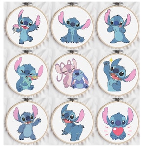 Può includere: Nove cerchi da ricamo con diversi disegni di Stitch. Stitch è un personaggio alieno blu con grandi orecchie. I disegni includono Stitch che mangia un gelato, Stitch con Angel, Stitch con un cuore, e altro ancora.