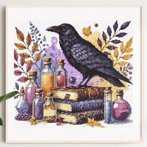 Puede incluir: Impresión enmarcada de un cuervo negro posado sobre libros antiguos, rodeado de botellas de pociones y hojas de otoño. La obra de arte es de estilo acuarela, con tonos morados, amarillos y naranjas. El tema es místico y mágico.