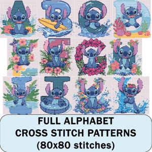 Op de afbeelding: Een verzameling kruissteekpatronen met het personage Stitch uit Lilo & Stitch geïntegreerd in letters van het alfabet, versierd met tropische bloemen, surfplanken en waterelementen. Tekst: FULL ALPHABET CROSS STITCH PATTERNS (80x80 stitches).