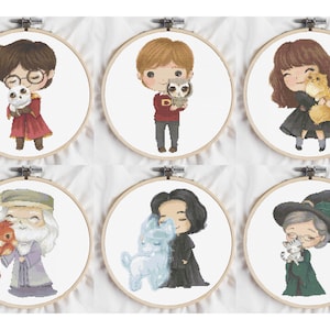 Puede incluir: Seis aros de bordado redondos con imágenes de personajes de Harry Potter y sus compañeros animales. Los personajes incluyen a Harry Potter con Hedwig el búho, Ron Weasley con Scabbers la rata, Hermione Granger con Crookshanks el gato, Albus Dumbledore con Fawkes el fénix, Severus Snape con un gato blanco y Minerva McGonagall con un gato atigrado.