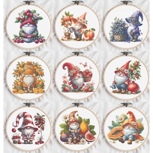 Peut inclure: Neuf cercles de broderie au point de croix représentant des gnomes de jardin fantaisistes. Chaque gnome a une longue barbe blanche et un chapeau pointu, entouré de fruits, de fleurs et d'outils de jardinage. La palette de couleurs comprend des rouges, des oranges, des verts et des bleus.