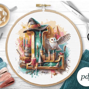 Padrão de ponto cruz bordado de letras alfabeto download instantâneo design digital bebê monograma ponto cruz inicial mago escola arte bruxa