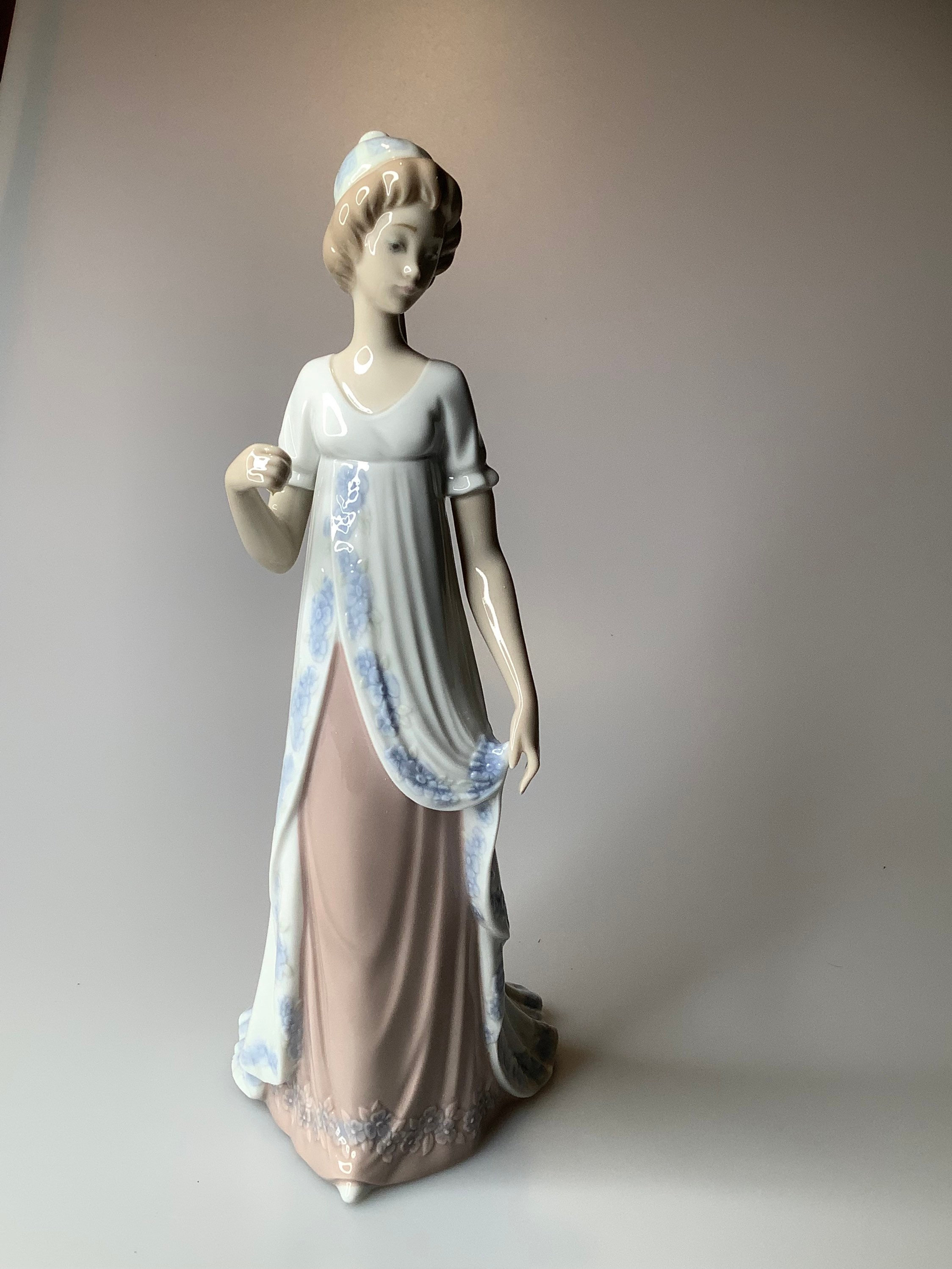 1990 Lladro Veinese Lady Figurine - Etsy