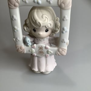 Precious Moments 1996 Charter Member Youre as Pretty as a Picture Figurine