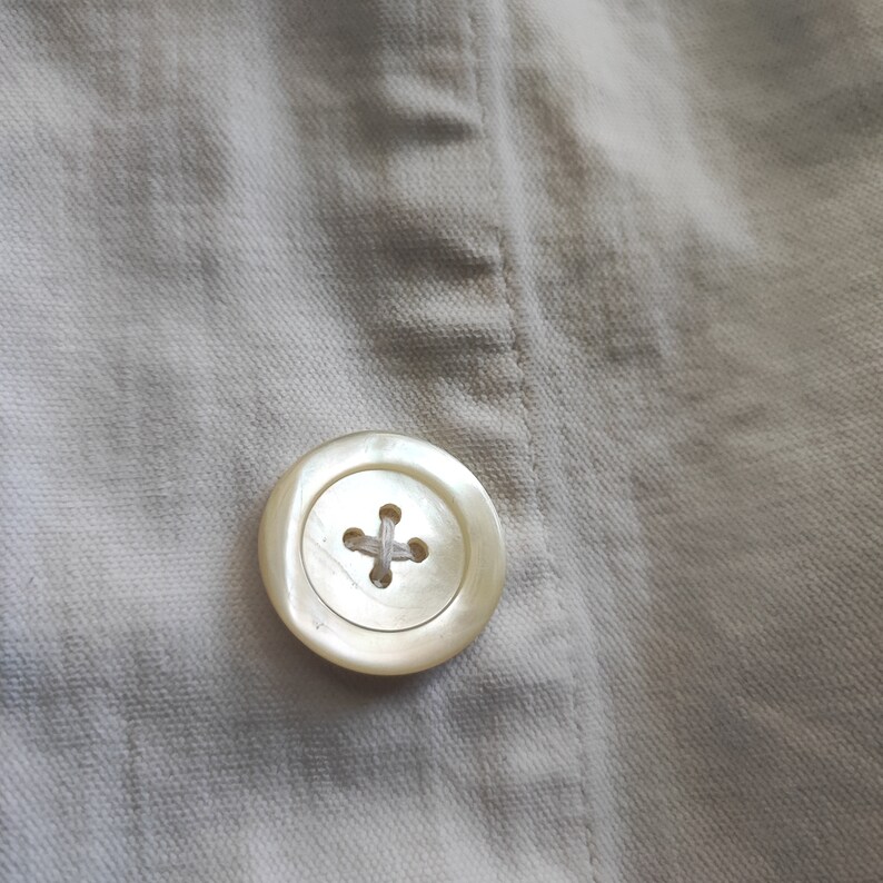 Circa 1930/40s French antique Garçon de café white cotton jacket / mother of pearl buttons / double breasted / classic vintage workwear image 2