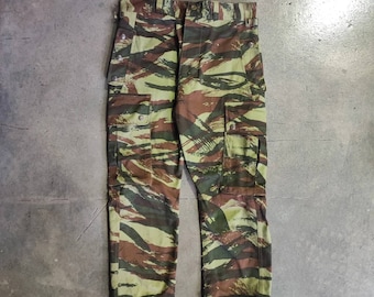 Paracaidista del ejército francés TAP 47/56, estilo clásico vintage, con camuflaje de rayas de tigre.