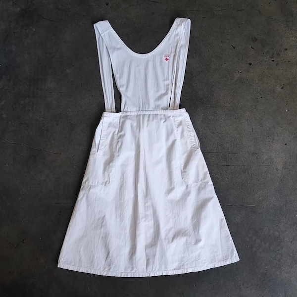 Circa 30s/40s french red cross nurse apron / Light cotton fabric / classic vintage workwear white