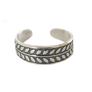 U! Woman's 925 - Sterling Silver Oxidized Trendy, Delicate Leaf Patterned Ajustable Sturdy Toe Ring Band