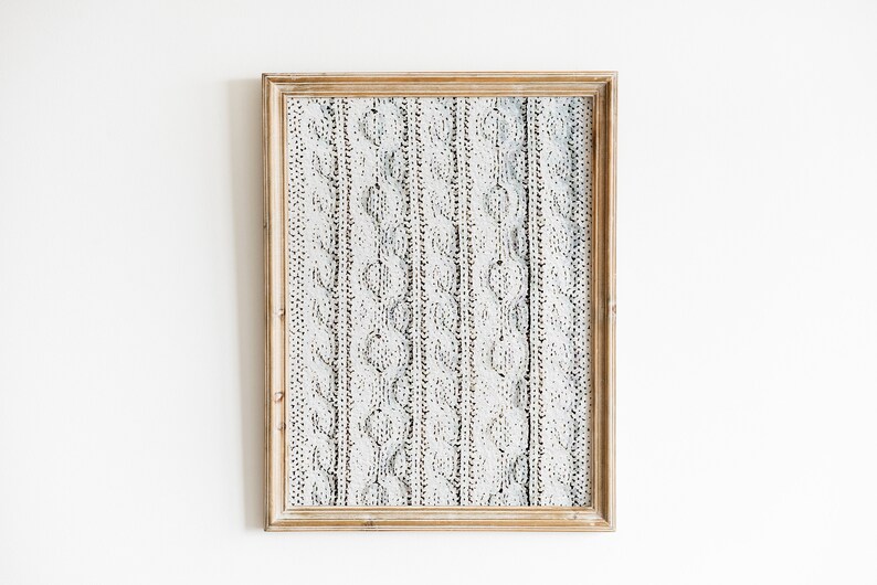 Peut inclure: Une impression encadr&eacute;e d'un motif en tricot blanc avec un cadre en bois.