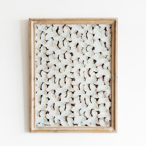 Peut inclure: Une peinture abstraite encadr&eacute;e avec un fond blanc et un motif de formes brun clair et gris.