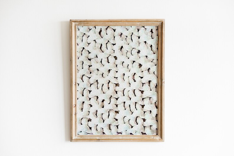 Peut inclure: Une peinture abstraite encadr&eacute;e avec un fond blanc et un motif de formes brun clair et gris.