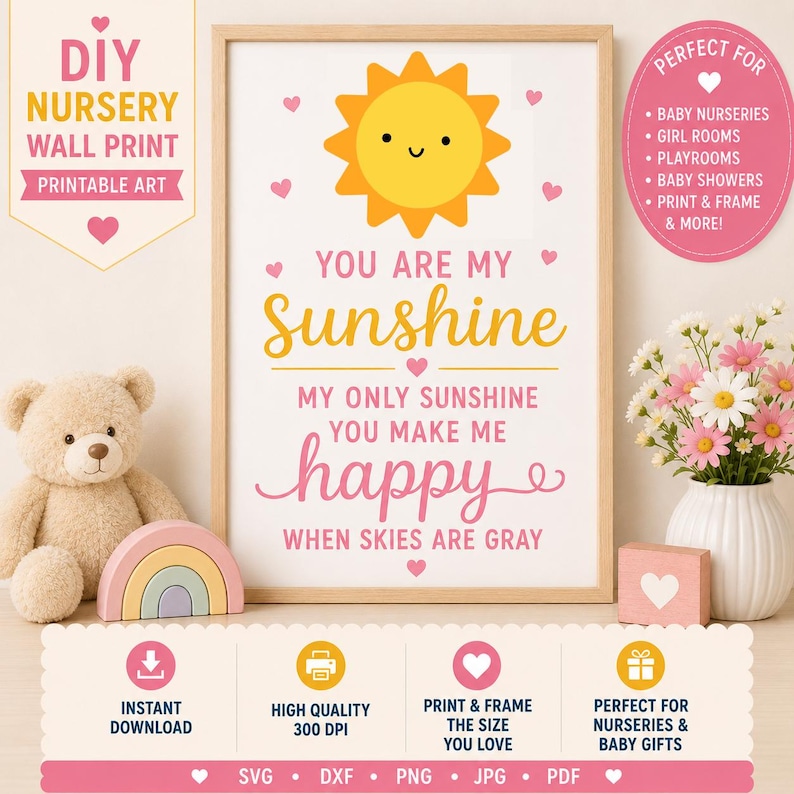 Może przedstawiać: Oprawiony wydruk ścienny do pokoju dziecięcego z uśmiechniętym ż&oacute;łtym słońcem i napisem "You Are My Sunshine". Wydruk jest ozdobiony r&oacute;żowymi sercami i tekstem. Obraz zawiera r&oacute;wnież pluszowego misia, drewnianą tęczę i wazon z kwiatami.