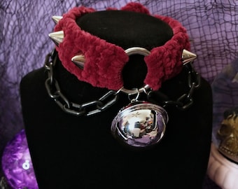 Burgunderroter Choker mit großer silberner Glocke, Spikes, Ketten