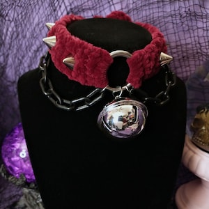 Burgunderroter Choker mit großer silberner Glocke, Spikes, Ketten