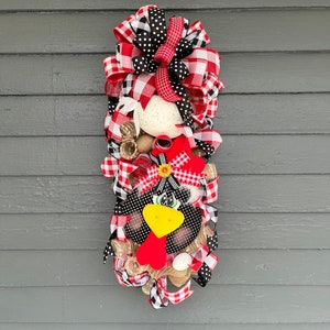Farmhouse wreath, chicken decor, farmhouse chicken wreath, Farmhouse decor, front porch decor, front door wreath, chicken swag
