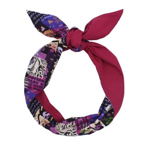 Könnte beinhalten: Ein pinkfarbenes und violettes Bandana mit einer Katzenillustration und dem Text "Menschen, die auf andere Menschen Acht geben, bevorzugen Katzen gegenüber anderen Menschen." Das Bandana ist zu einem Knoten gebunden.