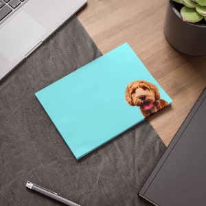 Dolce Goldendoodle sorridente su bloc-notes Post-it® azzurro / Cattura la tua creatività: libera la tua personalità con foglietti adesivi artistici