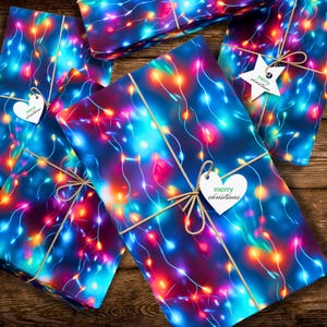Collage di luci natalizie colorate e luminose su carta da regalo ecologica e sostenibile, blu, per tutte le festività invernali!