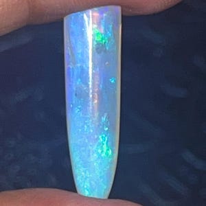 Australisk opal Coober Pedy opal i rörform 25x7 mm naturlig, högsta kvalitet, grossistpris.