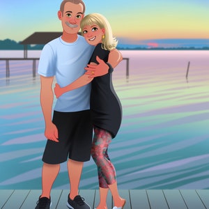 Puede incluir: Una pareja est&aacute; de pie en un muelle de madera, abraz&aacute;ndose. El hombre lleva una camisa azul claro, pantalones cortos negros y zapatillas negras. La mujer lleva un vestido negro con estampado floral y sandalias blancas. El fondo es una puesta de sol azul y p&uacute;rpura sobre una masa de agua.