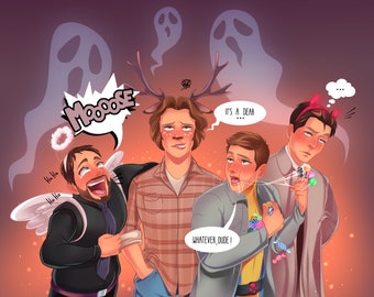 Puede incluir: Cuatro hombres disfrazados para Halloween. Uno está vestido de ángel, otro de ciervo, otro de diablo y el último de superhéroe. Los hombres están de pie frente a un fondo naranja oscuro con fantasmas.