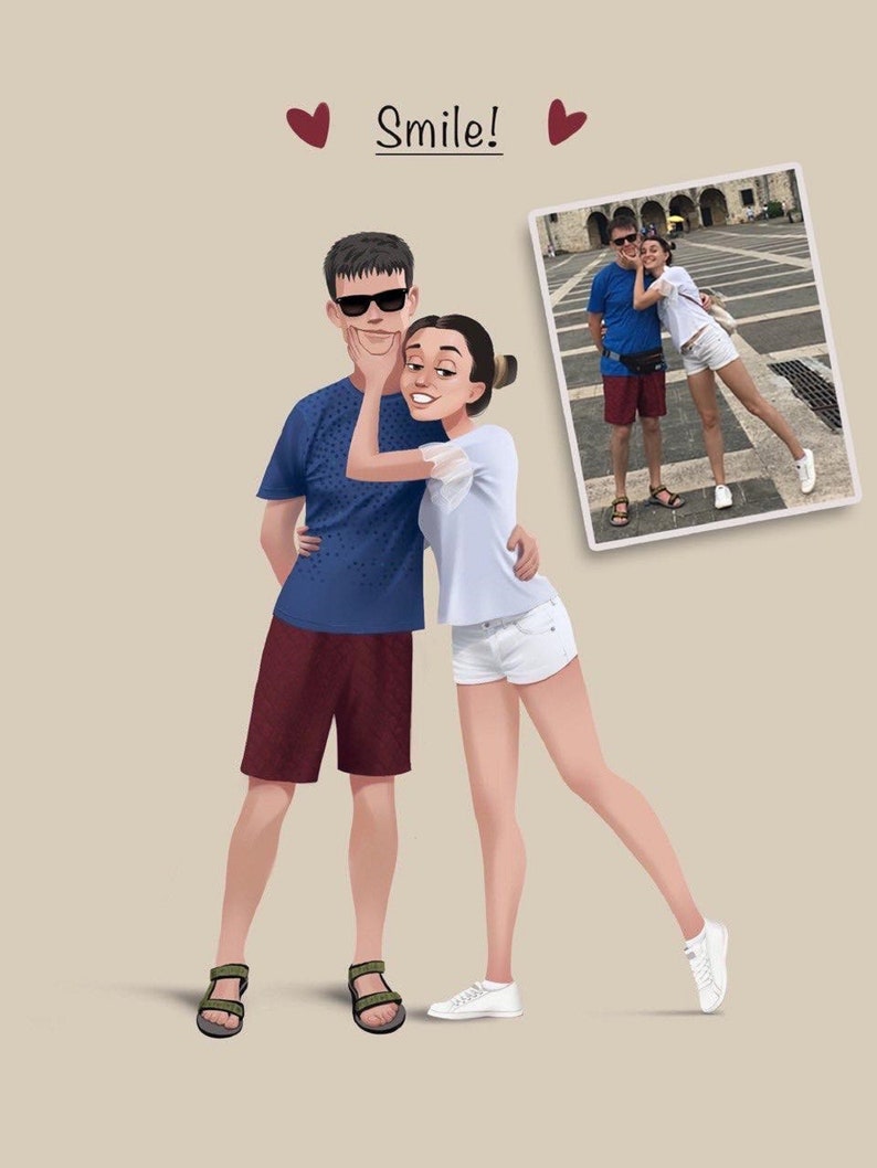 Puede incluir: Una ilustraci&oacute;n digital de una pareja en estilo de dibujos animados. El hombre lleva una camisa azul, pantalones cortos marrones, gafas de sol y sandalias. La mujer lleva una camisa blanca, pantalones cortos blancos y zapatillas blancas. La pareja se abraza y sonr&iacute;e. El texto "Smile!" est&aacute; escrito encima de la pareja. Una imagen m&aacute;s peque&ntilde;a de la pareja en una foto de la vida real se muestra en la esquina superior derecha.