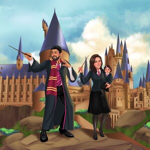 Puede incluir: Una familia de tres personas vestidas con t&uacute;nicas de mago se encuentra frente al castillo de Hogwarts. El padre sostiene una varita en su mano derecha, la madre sostiene una varita en su mano izquierda y el ni&ntilde;o est&aacute; siendo sostenido por la madre. El castillo es una estructura grande e imponente con muchas torres y chapiteles. El cielo es azul y nublado.