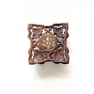 Sandelholz Untersetzer: Mini Blumenhocker aus Sandelholz mit Knochen-Einlage