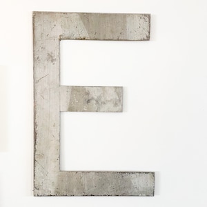 Regalo de cumpleaños / Letra E de marquesina grande / Letra de marquesina vintage / Decoración de letras de metal / Decoración de pared / Casa de campo industrial / Decoración de metal